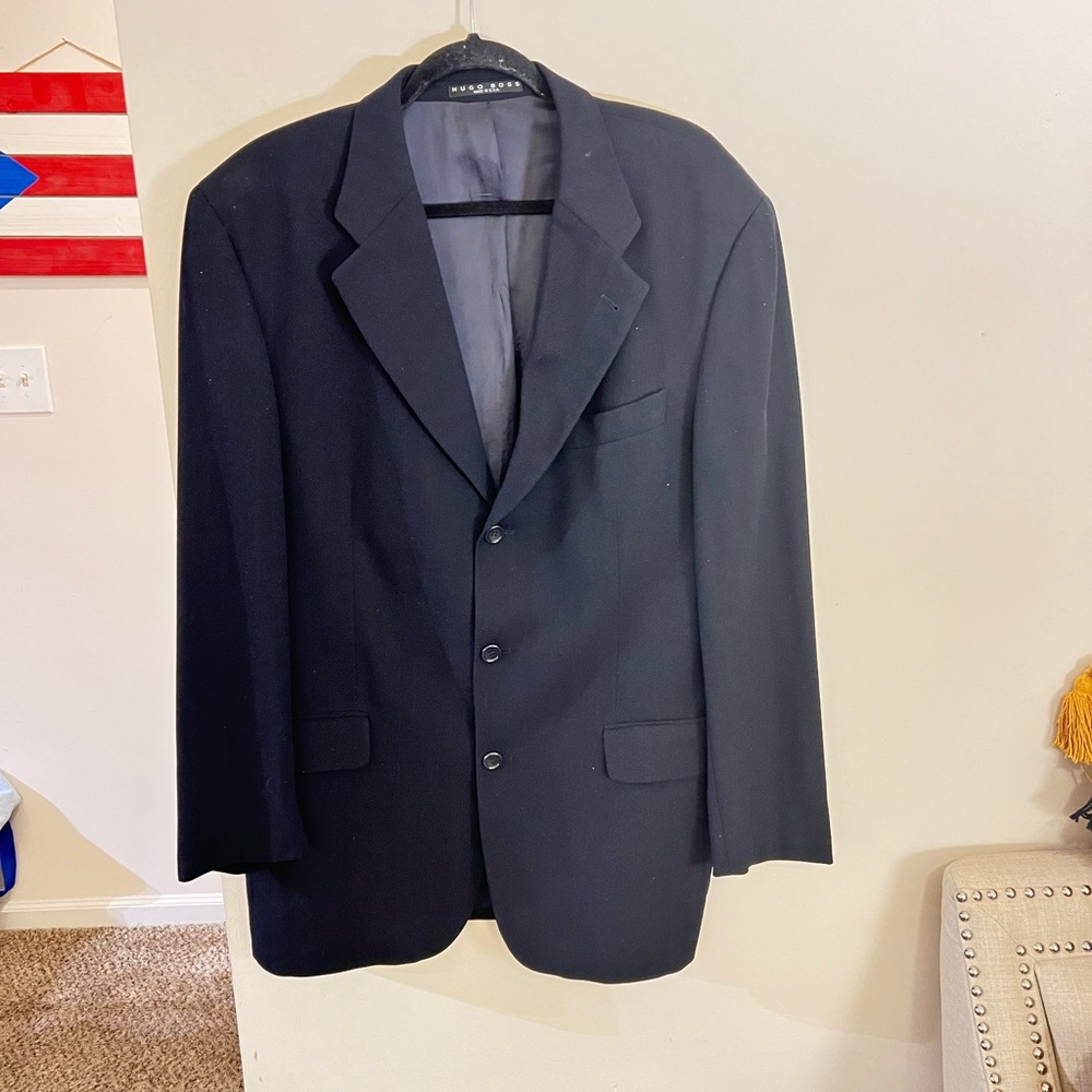 Hugo boss black 4 button closure with 3 front pockets suit jacket